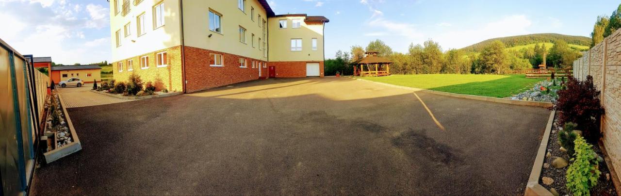 Agrohotel Tri Brezy Hrustin Экстерьер фото