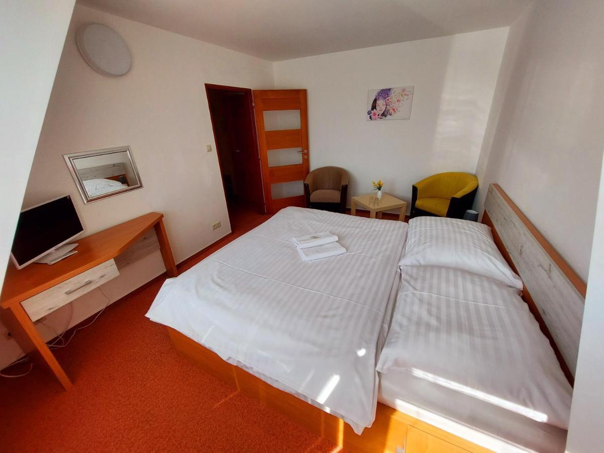 Agrohotel Tri Brezy Hrustin Экстерьер фото