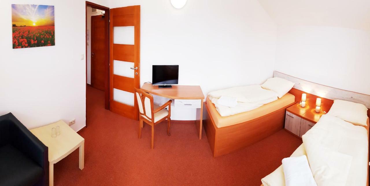 Agrohotel Tri Brezy Hrustin Экстерьер фото