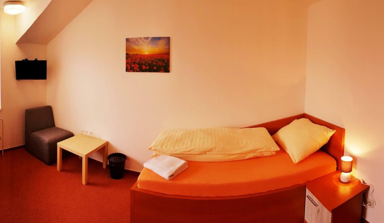 Agrohotel Tri Brezy Hrustin Экстерьер фото