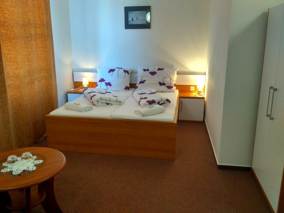 Agrohotel Tri Brezy Hrustin Экстерьер фото