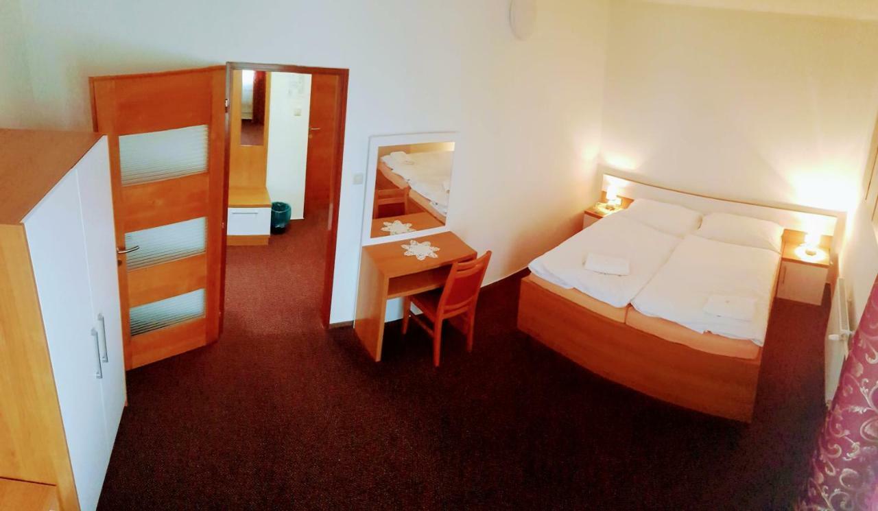 Agrohotel Tri Brezy Hrustin Экстерьер фото