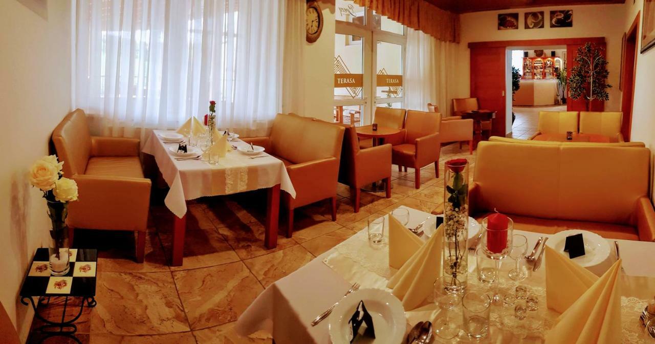 Agrohotel Tri Brezy Hrustin Экстерьер фото
