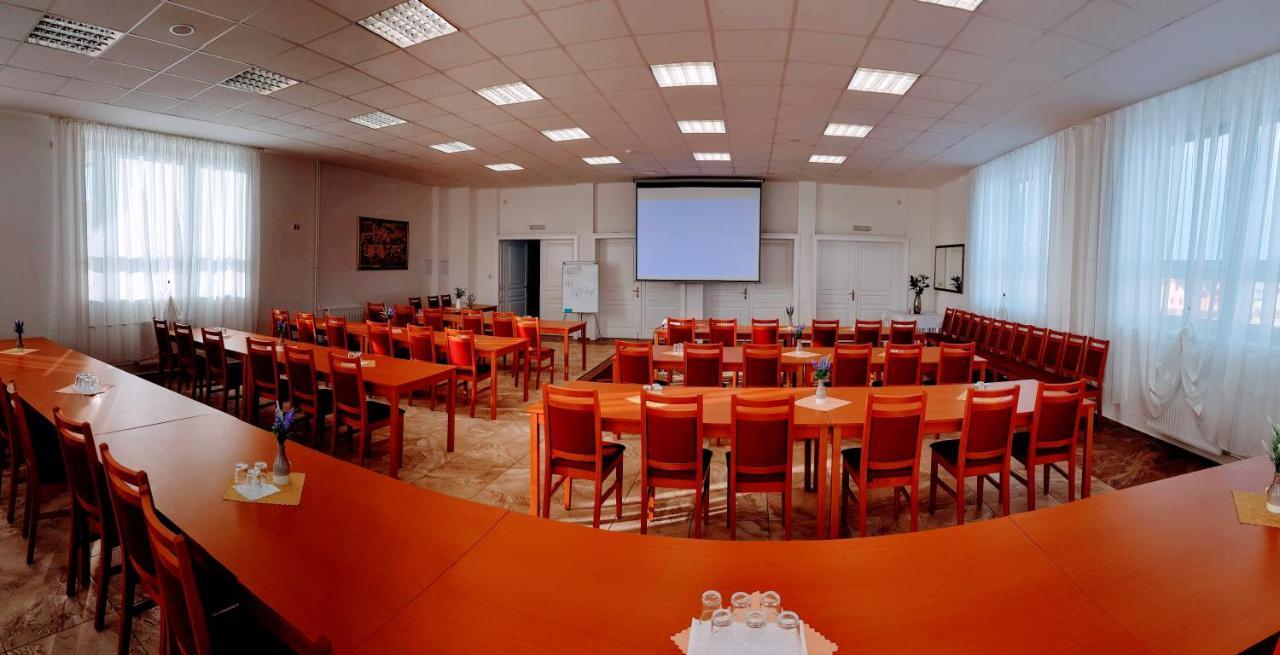 Agrohotel Tri Brezy Hrustin Экстерьер фото
